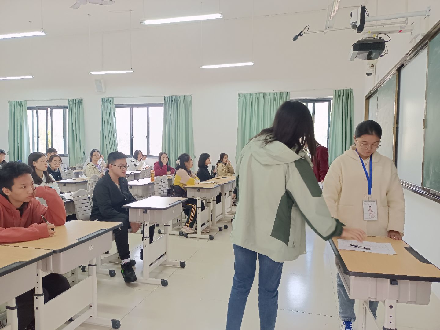 (参赛选手等待监考员分发试卷)